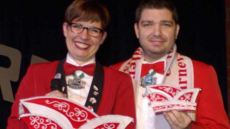 Vorsitzende Sandra Lenhard (l.) und Marc Scheller überreichten zum Jubiläum der UKG die neuen Narrenkappen an die Elferräte.