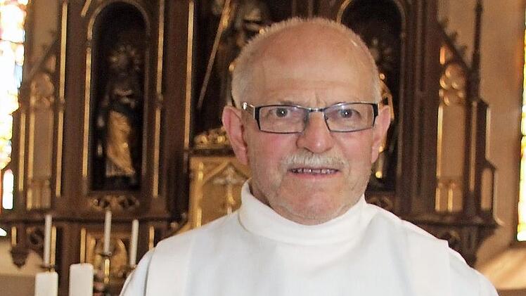 Mindestens drei Kohlen müssen angezündet werden, verrät der langjährige Ministrant Georg Weiß. Er liebt den Duft der Weihrauchmarke "Gloria hell". Foto: Sonny Adam