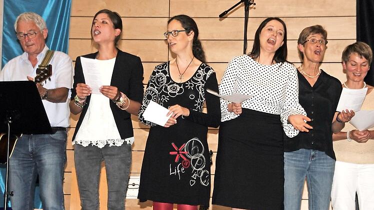 Ein Ständchen zum Abschied: "Wir werden Euch vermissen" trällerte der Lehrerchor.