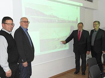 Sachstandsbericht zur Umgehung Untersteinach mit Power-Point-Präsentation (von links): Ingenieur Alexander Siller, Ingenieur Christoph Schultheiß, Bürgermeister Volker Schmiechen und Baudirektor Fritz Baumgärtel vom Staatlichen Bauamt Bayreuth.Peter Müller