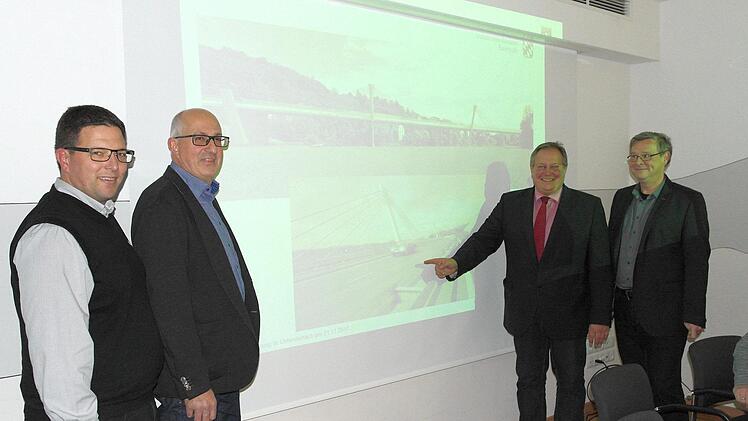 Sachstandsbericht zur Umgehung Untersteinach mit Power-Point-Präsentation (von links): Ingenieur Alexander Siller, Ingenieur Christoph Schultheiß, Bürgermeister Volker Schmiechen und Baudirektor Fritz Baumgärtel vom Staatlichen Bauamt Bayreuth.Peter Müller