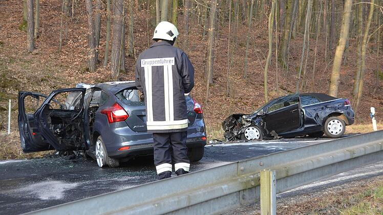 Die Beifahrerin (17) im Golf    (rechts) wurde schwer verletzt ins  Krankenhaus geflogen. Peter Rauch