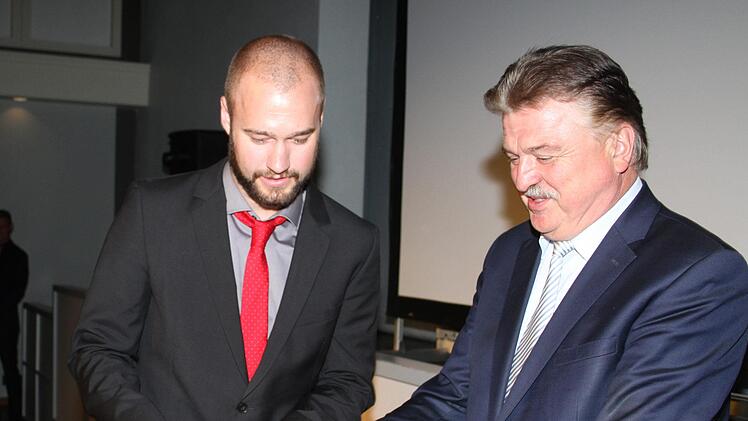 Landrat Klaus Peter S&ouml;llner gratuliert dem besten Fleischtechniker: Urs Kesselring kommt aus der Schweiz - er hat die Technikerschule mit einem Durchschnitt von 1,38 abgeschlossen.Sonny Adam