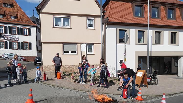 Früh übt sich, wer ein Feuerwehrmann oder -frau sein möchte. Die Freiwillige Feuerwehr Euerdorf ließ die jüngsten Marktbesucher kleine Feuer löschen.
