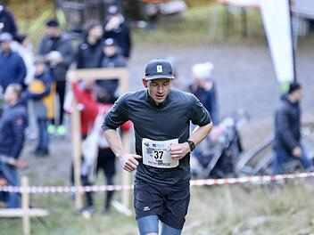 Auf der ehemaligen Skipiste von Bad Brückenau müssen die Läufer letzte Kraftreserven mobilisieren, um zum Ziel an der "Himmelsleiter" zu gelangen. Foto: Sebastian Schmitt