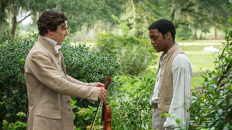 F&uuml;r den Plantagenbesitzer William Ford (Benedict Cumberbatch, links) ist Solomon Northup (Chiwetel Ejiofor) ein Anlageobjekt.
