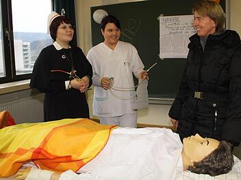 Krankenpflege einst und jetzt: Beim Tag der offenen Tür wurden die Veränderungen veranschaulicht  Foto: Gerda Völk