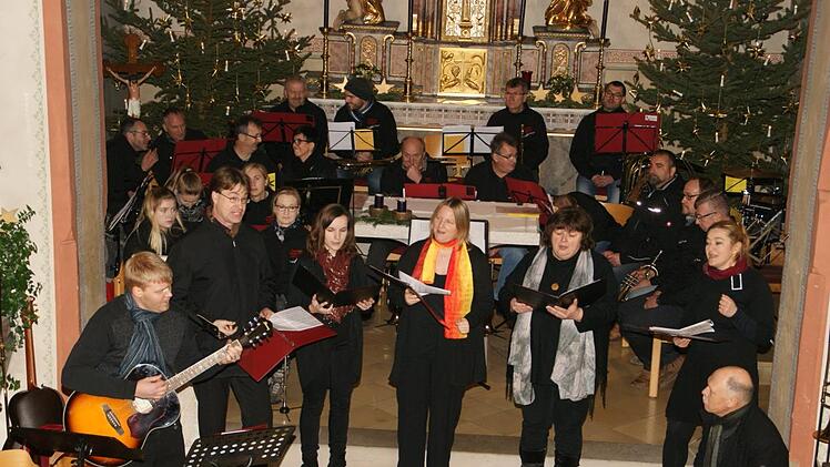 Die Gospelgruppe Schleichach gehört fest zum Programm der Schleichacher Weihnacht. Ihr Leiter Heiko Kröner (Zweiter von links) ist der Hauptorganisator des Konzertes.Sabine Weinbeer
