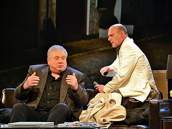Machtkampf zwischen zwei zwielichtigen Partnern: Larry de Vries (Ulrich Gebauer) will Nachrichtensprecher Hammond (Rainer Hunold) bei dem ihm drohenden Sex-Skandal aus der Patsche helfen in Sam Peter Jacksons "Öffentliches Eigentum".  Foto: Derdehmel/Urbschat