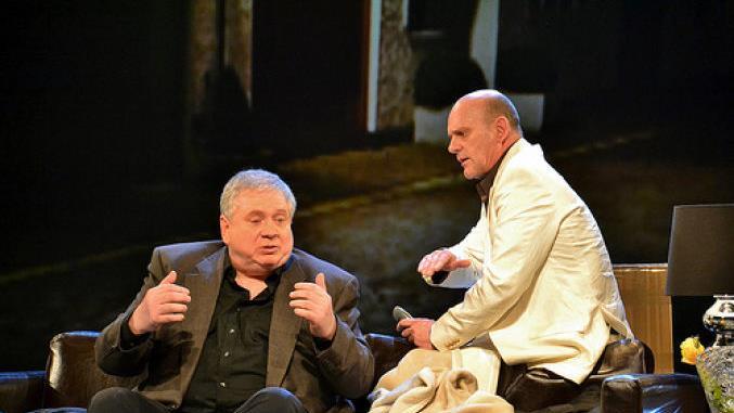 Machtkampf zwischen zwei zwielichtigen Partnern: Larry de Vries (Ulrich Gebauer) will Nachrichtensprecher Hammond (Rainer Hunold) bei dem ihm drohenden Sex-Skandal aus der Patsche helfen in Sam Peter Jacksons "Öffentliches Eigentum".  Foto: Derdehmel/Urbschat
