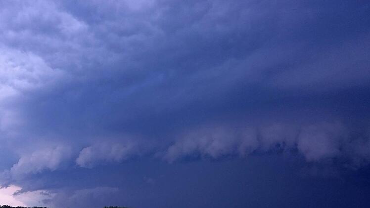 In Teilen Frankens kann es zu Unwettern kommen. Der Wetterdienst hat Warnungen f&uuml;r die Region bekannt gegeben. inFranken.de hat den &Uuml;berblick. Symbolbild:  Heinrich Schwab / dpa