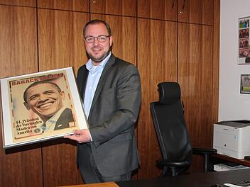 Sebastian Straubel bewundert Barack Obama. Deshalb kommt das eingerahmte Plakat auch mit ins neue Büro im Landratsamt.Foto: Oliver Schmidt
