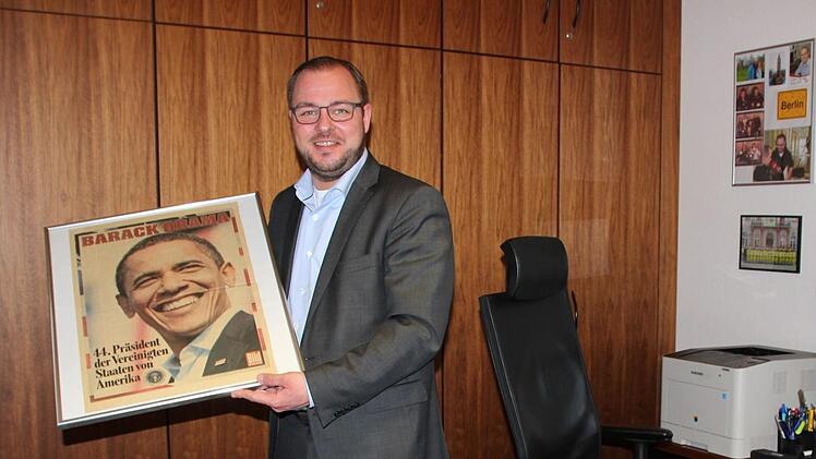Sebastian Straubel bewundert Barack Obama. Deshalb kommt das eingerahmte Plakat auch mit ins neue Büro im Landratsamt.Foto: Oliver Schmidt