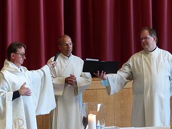 Von links: Pfarrer Klaus Weigand, Andreas Eberhorn und Pastoralreferent Christian Däubner beim Abschiedsgottesdienst Foto: Pauline Lindner