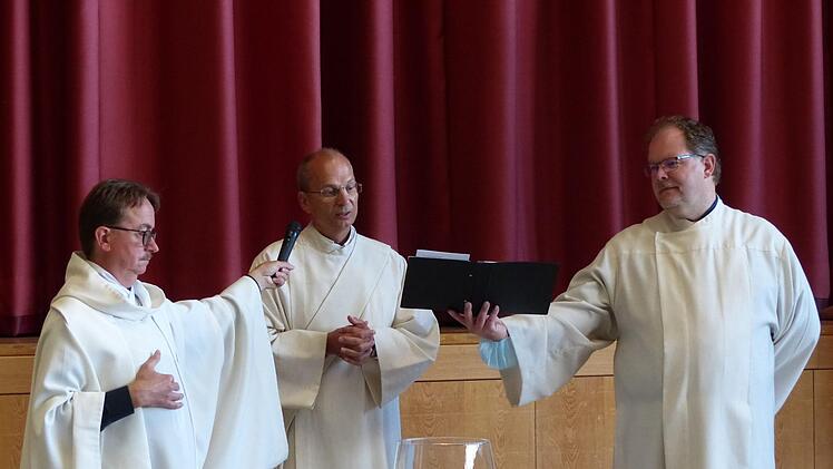Von links: Pfarrer Klaus Weigand, Andreas Eberhorn und Pastoralreferent Christian Däubner beim Abschiedsgottesdienst Foto: Pauline Lindner