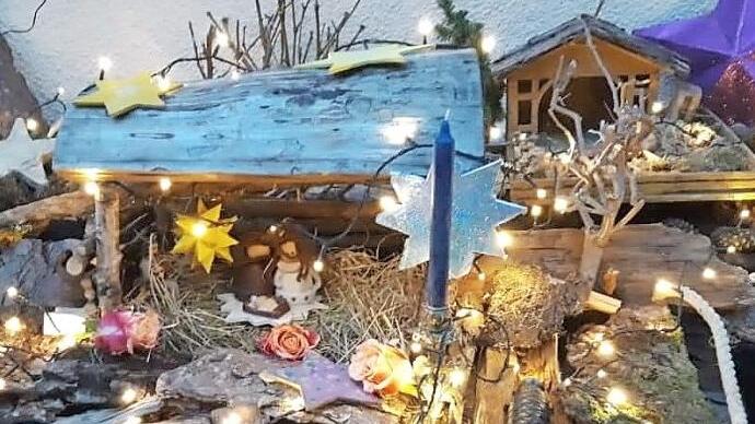 "Der Garten unterhalb des Balkons, von dem aus Pfarrer Christoph Teile spricht, ist weihnachtlich geschmückt. Foto: privat