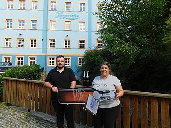 Sie freuen sich auf die Gastronomie in der Kommunbräu: Chefin Fey Batzaka  und Betriebsleiter Kevin Seeser.  Foto: Horst Wunner