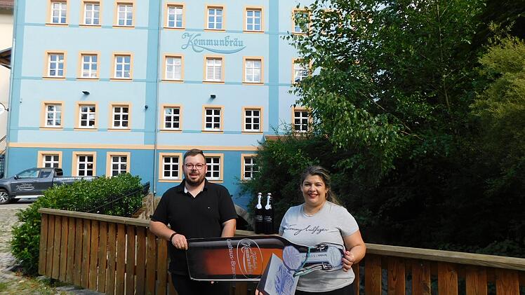 Sie freuen sich auf die Gastronomie in der Kommunbräu: Chefin Fey Batzaka  und Betriebsleiter Kevin Seeser.  Foto: Horst Wunner