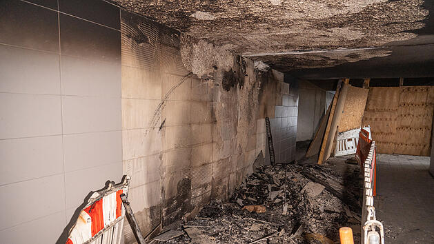 Verdacht auf Brandstiftung:Feuer in Bahnunterführung – eine der wichtigsten Verbindungen lahmgelegt