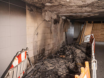 Verdacht auf Brandstiftung:Feuer in Bahnunterführung – eine der wichtigsten Verbindungen lahmgelegt