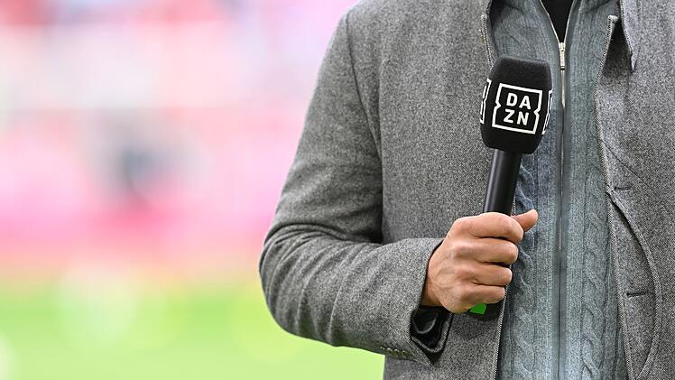 Tausende Kundinnen und Kunden ziehen gegen den Streaming-Dienst DAZN vor Gericht. Der Vorwurf: rechtswidrige Preiserhöhungen.