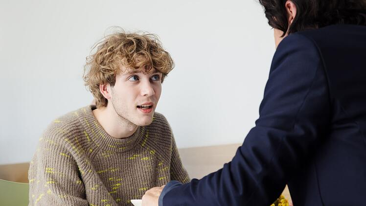 Patrick Meiberger (Lino Gaier, links) ist nicht gut auf seinen Vater Thomas (Fritz Karl) zu sprechen. Dass der Kriminalpsychologe nun auch noch an der Uni doziert, an der er schon l&auml;nger studiert, bringt f&uuml;r Patrick das Fass zum &Uuml;berlaufen, es kommt zum Streit.