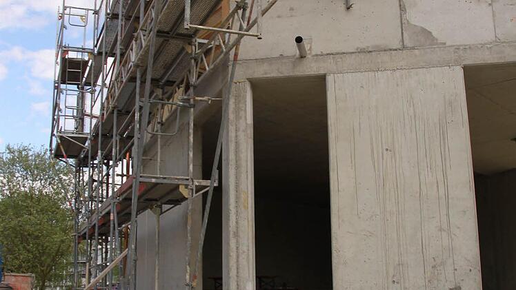 Die Holzkonstruktion des Daches am neuen Funktionsgebäude ist aufgerichtet.
