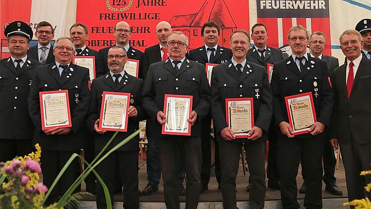 Ehrung für 25 und 40 Jahre Mitgliedschaft: Es gratulierten (hinten links) Bürgermeister Armin Warmuth, Kommandant Martin Hufnagel sowie (rechts) stellvertretender Landrat Emil Müller, Ortssprecher Albert Trost und Zweiter Kommandant Sebastian Kippes.