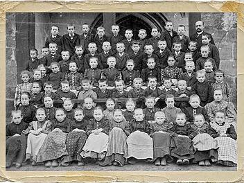 Typisches Klassenfoto aus der Zeit um 1900: Das Bild zeigt den Dormitzer Lehrer Höfler mit seiner Klasse.  Fotos: Archiv Ludwig Schmitt