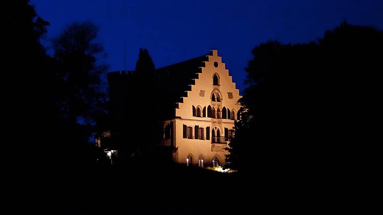 Schloss Rosenau bei Nacht. Der Marmorsaal bildet den Rahmen für eine Reihe von Kammerkonzerten.  Fotos: Jochen Berger