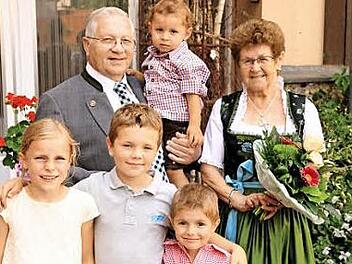 Leoni, Bastian, Ayden und Justin gratulieren dem Pinzberger Ehepaar Ludwig und Theresia Hofmann.  Foto: Franz Galster