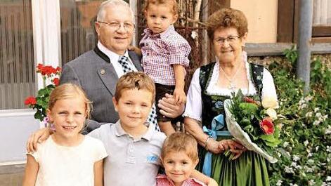 Leoni, Bastian, Ayden und Justin gratulieren dem Pinzberger Ehepaar Ludwig und Theresia Hofmann.  Foto: Franz Galster