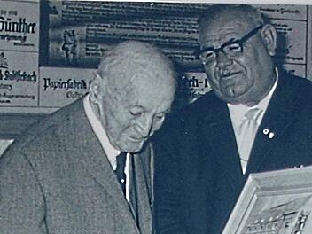 Der Ehrenbürger von Stadtsteinach erhielt 1966 anlässlich seines 90. Geburtstags aus den Händen von Bürgermeister Egid Kotschenreuther ein Ölgemälde mit Ansichten von Stadtsteinach. Repro: Siefgried Sesselmann