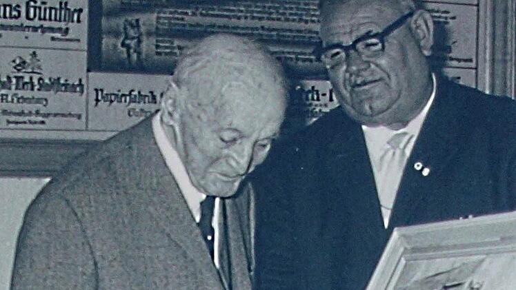 Der Ehrenbürger von Stadtsteinach erhielt 1966 anlässlich seines 90. Geburtstags aus den Händen von Bürgermeister Egid Kotschenreuther ein Ölgemälde mit Ansichten von Stadtsteinach. Repro: Siefgried Sesselmann