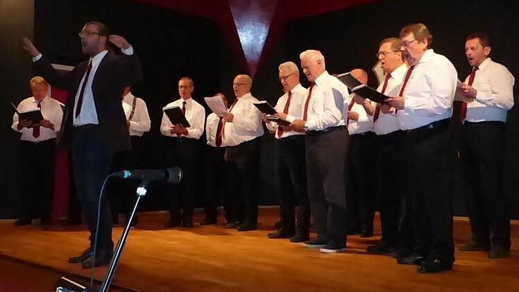 Locker die Vokale einatmend und gemeinsam Lieder aus der fränkischen Heimat singend Chorleiter Alexander Thern und der MGV Wartenfels-Schwand.