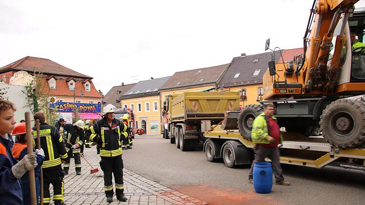 Den Einsatz bei einem angenommenen Unfall gleich neben dem Karussell trainierte die Stadtsteinacher Feuerwehr mir der Kinderfeuerwehr am Kerwa-Samstag.Klaus Klaschka