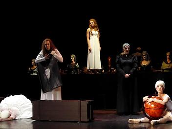 Was alles auf die Bühne des Kurtheaters passt: ganz hinten das große Orchester der Hofer Symphoniker, davor die Damen des Opernchores, davor Senta mit ihrer Amme Mary und davor das Hofer Ballett, in der Mitte Susanna Mucha, die Senta bei ihrem Wunschtraum vom Holländer spielt. Foto: Gerhild Ahnert