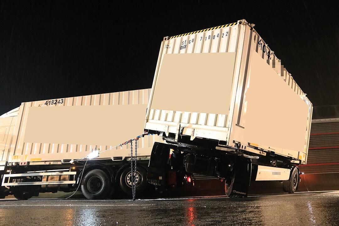 Lkw kommt auf A73 ins Schleudern - Anhänger stellt sich quer
