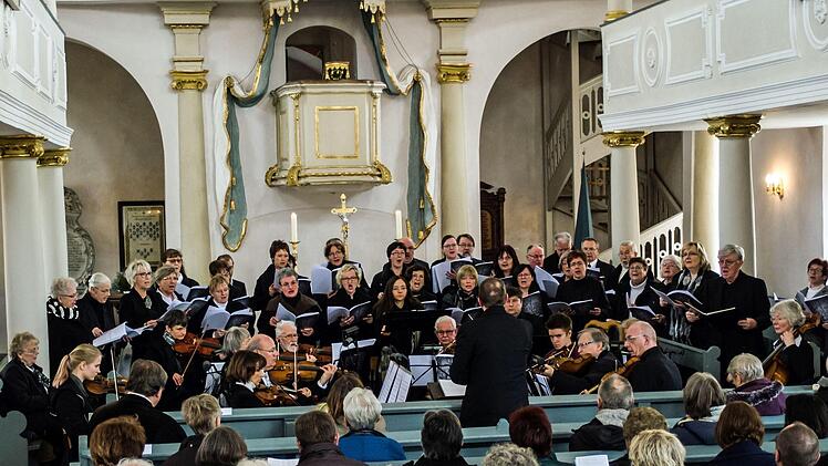 Einen eindringlichen Akzent zum Osterfest setzte die Aufführung der Johannespassion von Heinrich Schütz in der Marienkirche in Gauerstadt. Kirchenmusikdirektor Torsten Sterzik dirigierte die Sängervereinigung Bad Rodach und die Stadtkantorei Hildburghausen sowie das Collegium musicum Hildburghausen.Jochen Berger