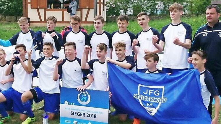 Die C-Junioren der JFG Steigerwald sicherten sich den Kreispokalsieg, hinten von links: Finn Sundhaus, Moritz Löffler, Thomas Felde, Jan Bunzel, Matthias Wächter, Joshua Strasser, Leonard Werner, Trainer Wolfgang Zeck; vorn von links: Jan Vollmuth, Jakob Neidhart, Jakob Fröhling, Dominik Reiser, Tim Weigelt, Justin Grubert, Noel Zeck, Max Dallner. Foto: privat