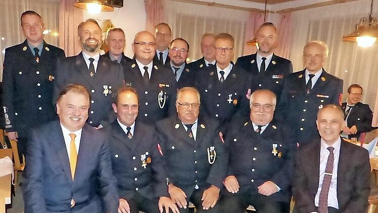 Ehrungen bei den Marktleugaster Feuerwehren: Unser Bild zeigt (sitzend, von links) Landrat Klaus Peter Söllner, Toni Haas, Robert Schramm, Klaus Gründonner und Bürgermeister Franz Uome sowie (stehend, von links) Daniel Schramm, Andreas Greim, Peter Hohenberger, Stefan Mähringer, Kreisbrandrat Stefan Härtlein, Alexander Weiß, Markus Weber, Peter Schmitt, Kreisbrandmeister Yves Wächter und Kreisbrandinspektor Horst Tempel.  Foto: Klaus-Peter Wulf