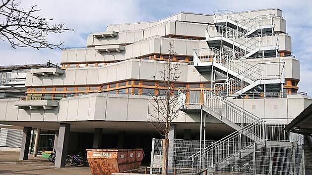 Der Kollegstufenbau am H&ouml;chstadter Gymnasium wurde jetzt nach &uuml;ber 40 Jahren mit einer Fluchttreppe aus Stahl verziert. Sie dient der Evakuierungssicherheit.  Foto: Andreas Dorsch