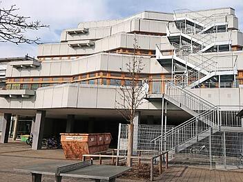 Der Kollegstufenbau am Höchstadter Gymnasium wurde jetzt nach über 40 Jahren mit einer Fluchttreppe aus Stahl verziert. Sie dient der Evakuierungssicherheit.  Foto: Andreas Dorsch