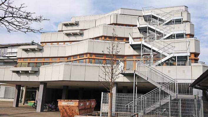 Der Kollegstufenbau am Höchstadter Gymnasium wurde jetzt nach über 40 Jahren mit einer Fluchttreppe aus Stahl verziert. Sie dient der Evakuierungssicherheit.  Foto: Andreas Dorsch