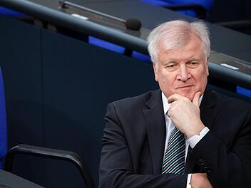 Innenminister Horst Seehofer l&ouml;st mit seinem Abschiebegesetz Kritik auf vielen Seiten aus. Symbolbild: Monika Skolimowska/dpa
