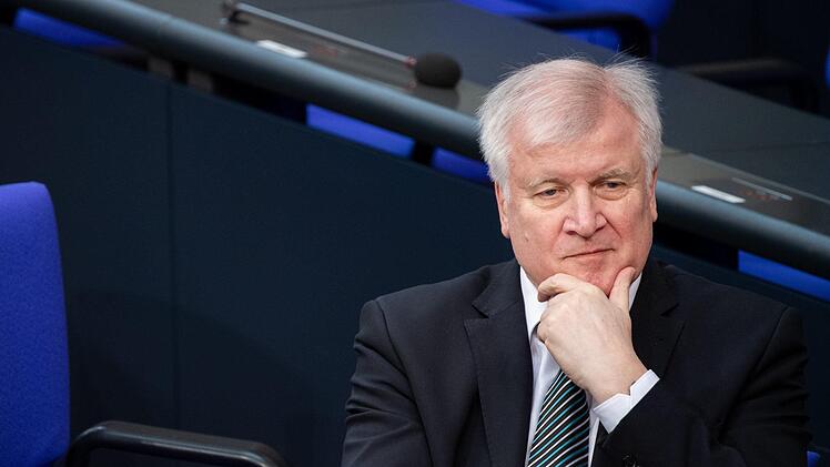 Innenminister Horst Seehofer l&ouml;st mit seinem Abschiebegesetz Kritik auf vielen Seiten aus. Symbolbild: Monika Skolimowska/dpa