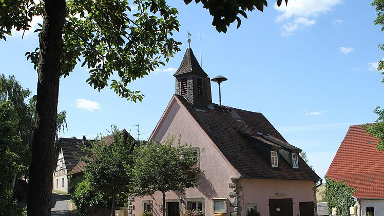 Das ist das Gemeindehaus von Pettstadt, in dem auch die Feuerwehr  und ein Mehrzweckraum für die Bevölkerung untergebracht sind. Mit dem Läuten per Hand am Seil soll es bald vorbei sein, denn der Glockenturm erhält ein elektrisches Geläut.