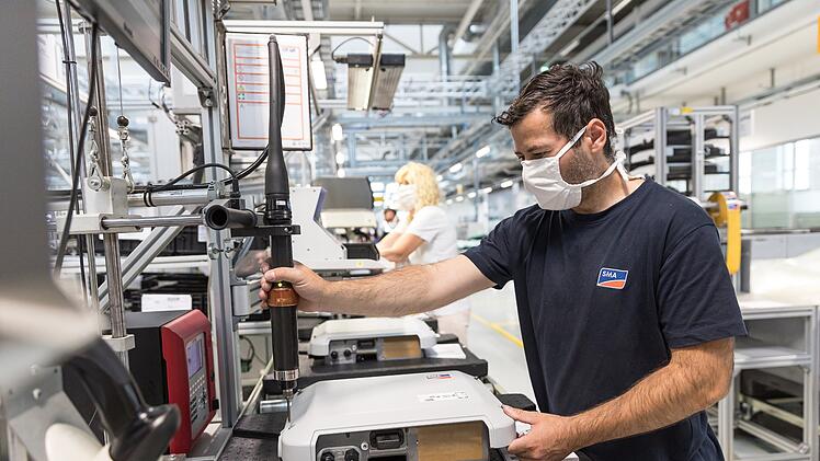 Die Produktion von Wechselrichtern bei der deutschen Firma SMA.
