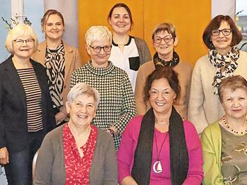 Christian Herold (links), Sabine Schwalme (3. v. links) und Carolin Fischer (4. v. links) haben die verdienten Mitarbeiterinnen verabschiedet.