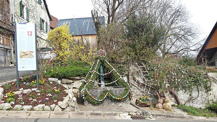 Die Dorfgemeinschaft Reifenberg&nbsp; hat den Brunnen in der Dorfmitte &ouml;sterlich geschm&uuml;ckt.